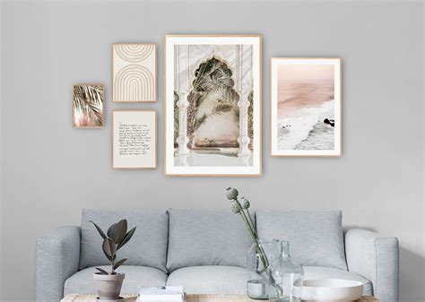 Voorbeeld van een stijlvolle posterwand met houten lijsten.