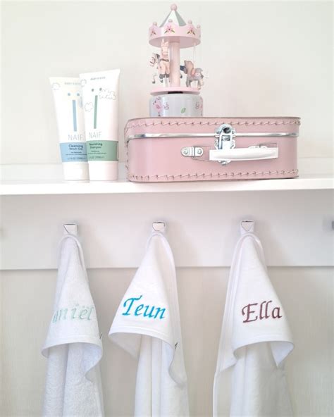 Een selectie van diverse kraamcadeaus, waaronder een luiertaart, houten speelgoed en gepersonaliseerde items.