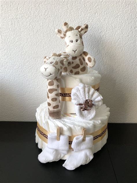 Zelfgemaakte luiertaart versierd met linten en een baby romper.