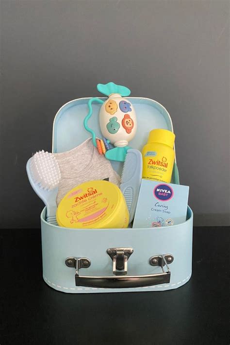 Een opgemaakt koffertje gevuld met babybenodigdheden en speelgoed.