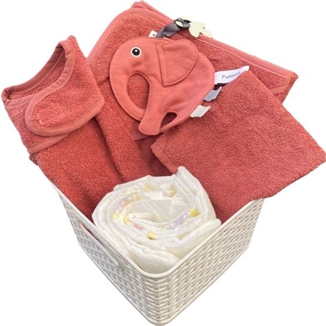 Een mand gevuld met babyverzorgingsproducten en kleding.