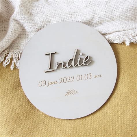 Een houten geboortebord met de naam, geboortedatum, gewicht en lengte van de baby.