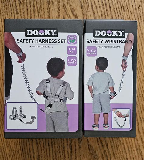 een peuter die veilig op een speciale peuterschommel zit