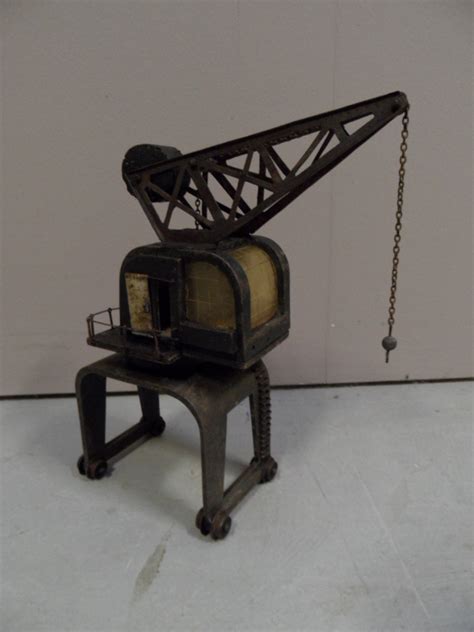 Gedetailleerde close-up van een vintage Joustra metalen hijskraan met werkende lier en grijper