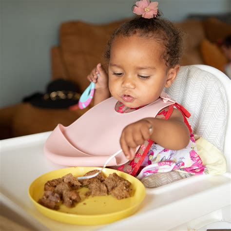 baby met kliederboel eten