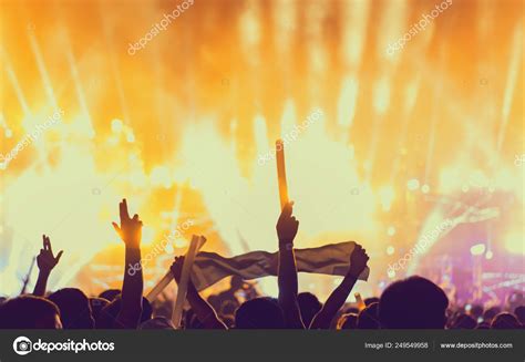 illustratie van een concert met publiek en podium