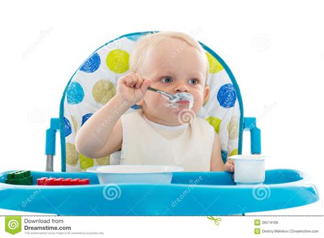 baby die een lepel yoghurt eet