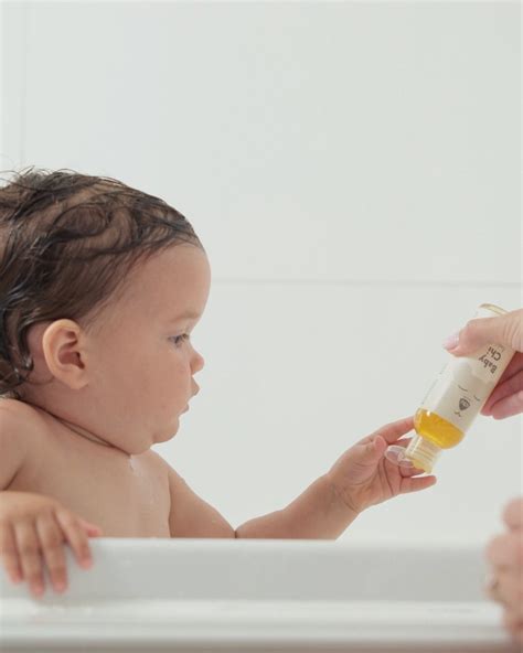 Een close-up van een babyhuid, met een focus op zachtheid en bescherming
