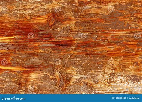 Detailfoto van het unieke, enigszins ruwe houten oppervlak van Grimm's speelgoed, met zichtbare houtnerf.