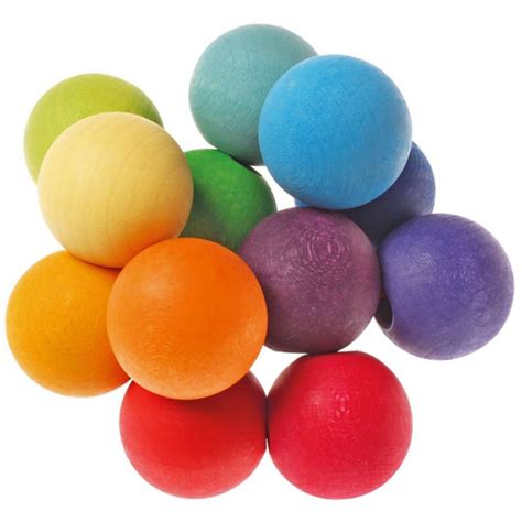 Collage van Grimm's babyspeelgoed, waaronder rammelaars, grijpkralen en de regenboogbal.