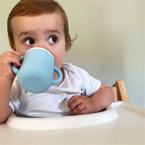 Baby die gefrustreerd raakt tijdens het drinken uit een fles