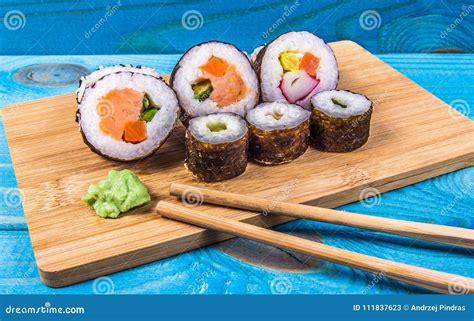 Foto van diverse soorten sushi, met nadruk op vegetarische en gekookte opties