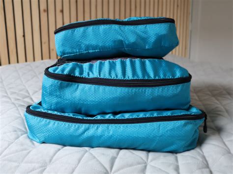 Overzicht van packing cubes, reisdocumenten en kinderkleding
