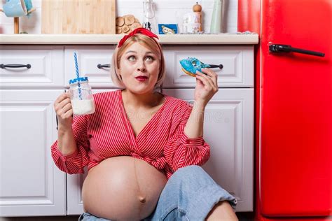 Vrouw met buik die dagboek vasthoudt