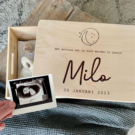 Een herinneringsdoos gevuld met baby-gerelateerde items