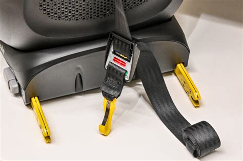 Diagram dat de twee bevestigingssystemen voor kinderzitjes toont: autogordel en ISOFIX.