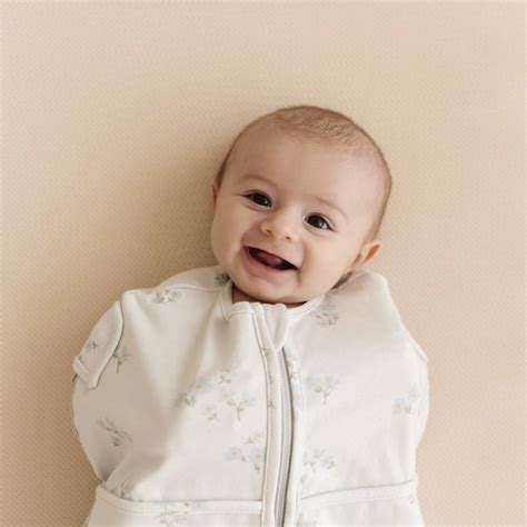 Baby in een Puckababy slaapzak, die geborgenheid en warmte uitstraalt.