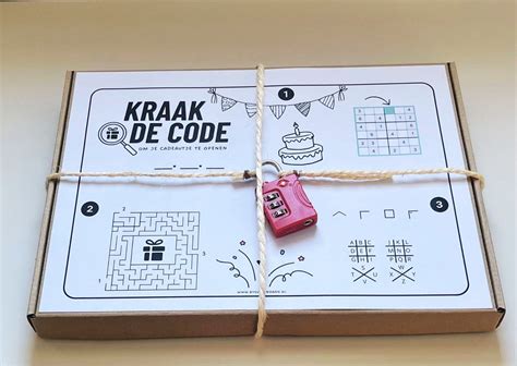 een klein cadeautje dat een kind uitpakt in het vliegtuig