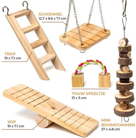 Een selectie van onveilig speelgoed voor cavia's, zoals een hamsterbal en een knaagsteen.