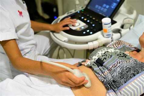 illustratie van een zwangerschapscontrole met echografie