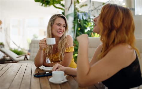een stel dat samen een kopje thee drinkt in een huiselijke omgeving