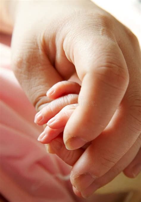 een detailfoto van een babyhandje of -voetje