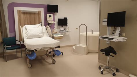 Foto van een moderne verloskamer met bevalbad