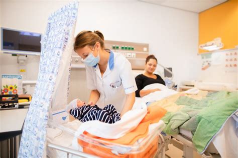 Illustratie van een gezin op de kraamafdeling met een pasgeboren baby