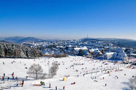 panoramisch uitzicht op Winterberg en de omliggende groene heuvels in de zomer