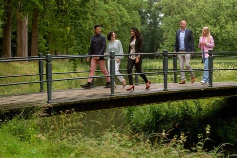 kinderen wandelen over een brug in een bosrijke omgeving