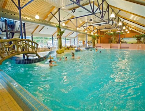 kinderen spetteren in een binnenzwembad