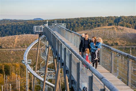 kinderen spelen op de Panorama Erlebnis Brücke met uitzicht op de omgeving