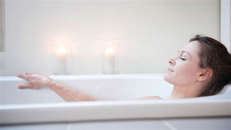 Vrouw die ontspant in een warm bad tijdens voorweeën