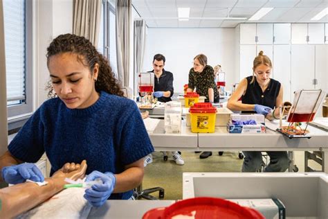 Interieur van een modern skillslab met medische trainingsapparatuur