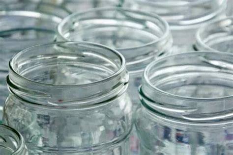 Illustratie van verschillende methoden voor het steriliseren van glazen potten: uitkoken, oven en vaatwasser.