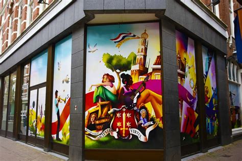 Illustratie van een winkelpui van Van Cranenbroek met diverse productcategorieën op de gevel.