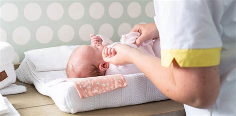 Illustratie van een kraamverzorgende die een baby verzorgt.