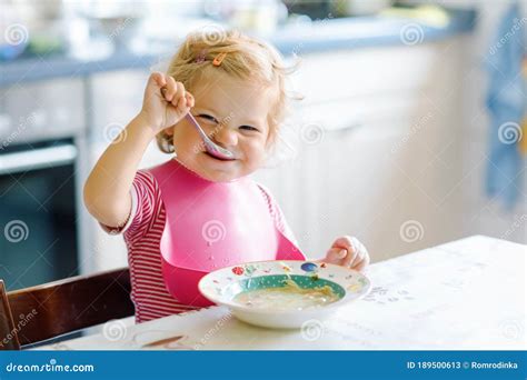 afbeelding van een kind dat zelfstandig eet met een vork