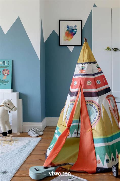 Een kleurrijke Jollein kinderfauteuil in een kinderkamer