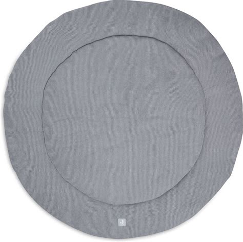 Een rond Jollein boxkleed in de kleur jade in een babykamer