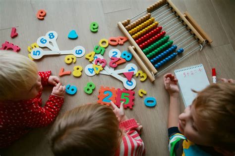 Kinderen die spelenderwijs leren met materialen van Piramide