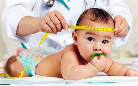 Illustratie van een kind dat gemeten en gewogen wordt op het consultatiebureau