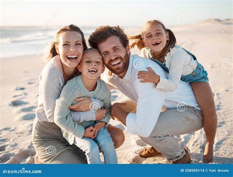 foto van een gelukkig gezin met een pasgeboren baby in een Friese landschap