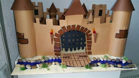 Overzicht van verschillende creaties van karton, zoals een kasteel, speelhuisje en poppenhuis.