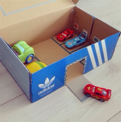 Gedetailleerde foto van een zelfgemaakte kartonnen autogarage met parkeerplaatsen en een op- en afrit.