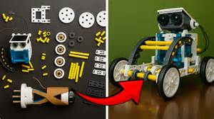 Illustratie van een kind dat een robot van karton aan het versieren is met verf en stiften.