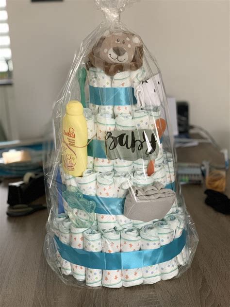 Collage van praktische kraamcadeaus: een luiertaart, een selectie natuurlijke babyverzorgingsproducten en een stijlvolle luiertas.