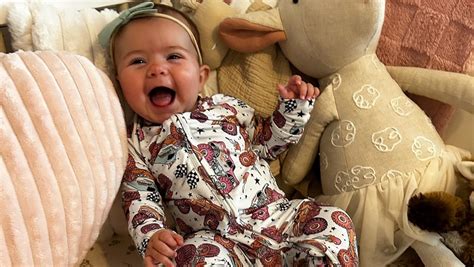 Een baby die rechtop wordt gehouden na de voeding