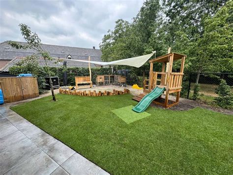 Schematische tekening van een hamster speeltuin met zandbak, glijbaan en schommel