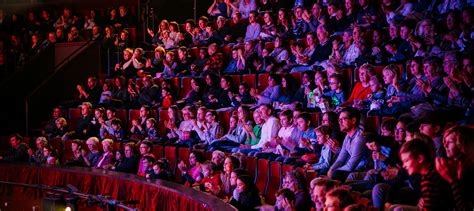 foto van een cultureel evenement in een zaal met publiek